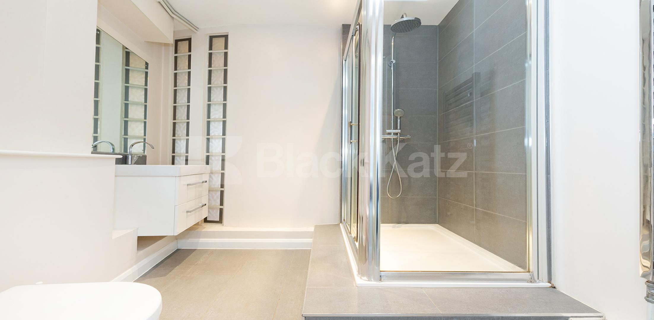			VIRTUAL TOUR AVAILABLE!, 3 Bedroom, 1 bath, 1 reception Apartment			 Dove Road, CANONBURY-ISLINGTON